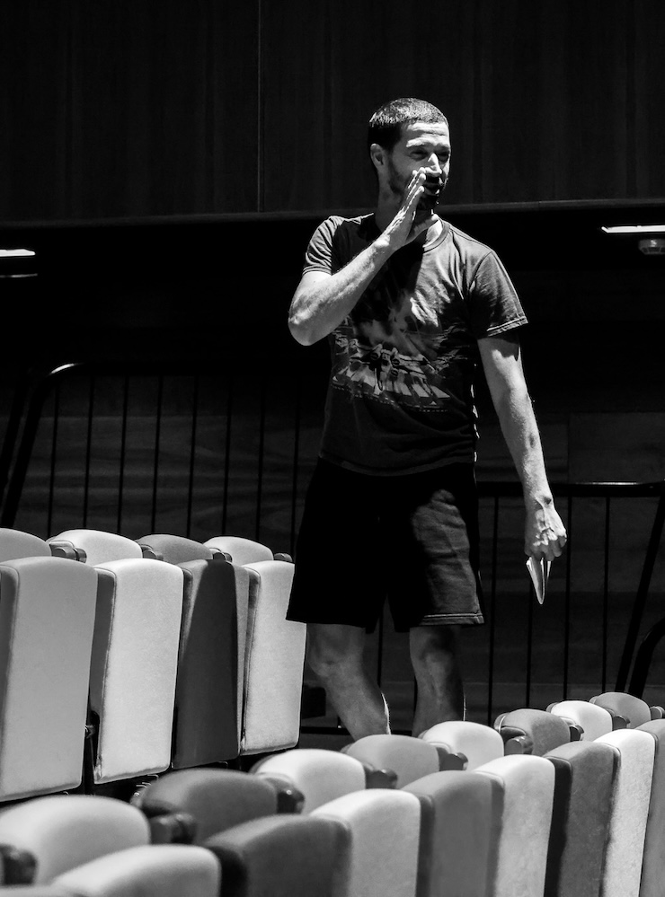 Hansel Nezza dirigiendo Rita o el Devenir en Teatro Echegaray, Málaga. Foto: Rocío Berrobianco