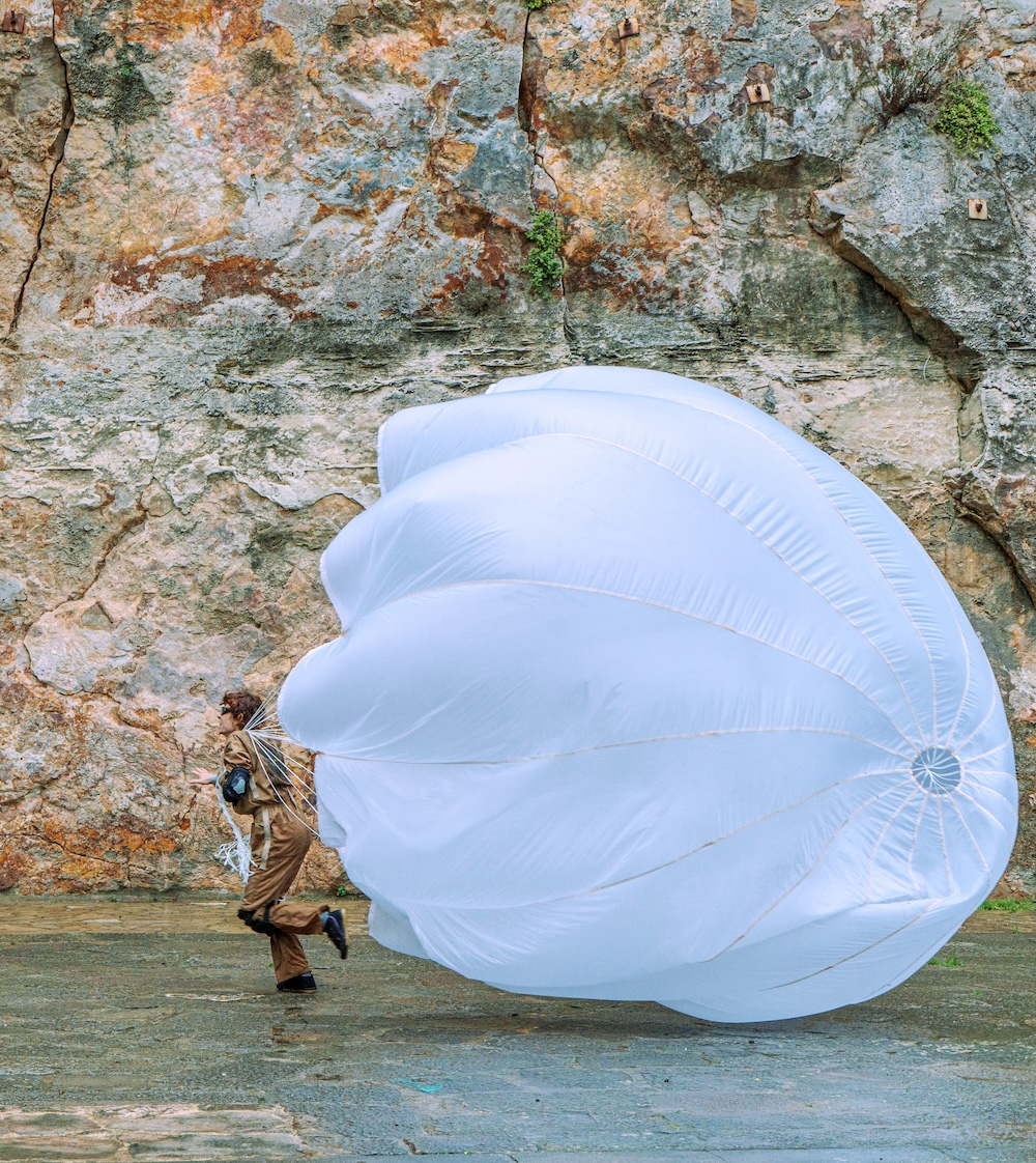 Linn Johansson in Kamikaze! by Hansel Nezza - Parapente, photo by Loia Studio