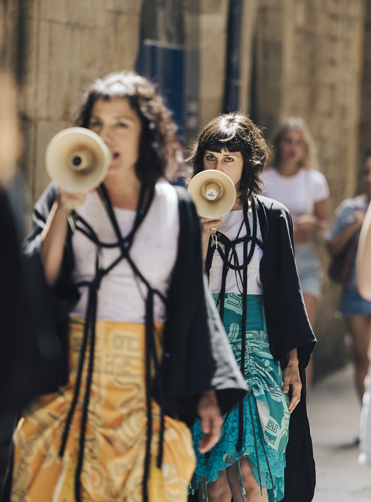 Laura Maure, Mati Pando y Letícia Rodríguez, Efímeres, en el espectaculo de calle Atzucacs, dirigido por Hansel Nezza, photo by Alice Brazzit