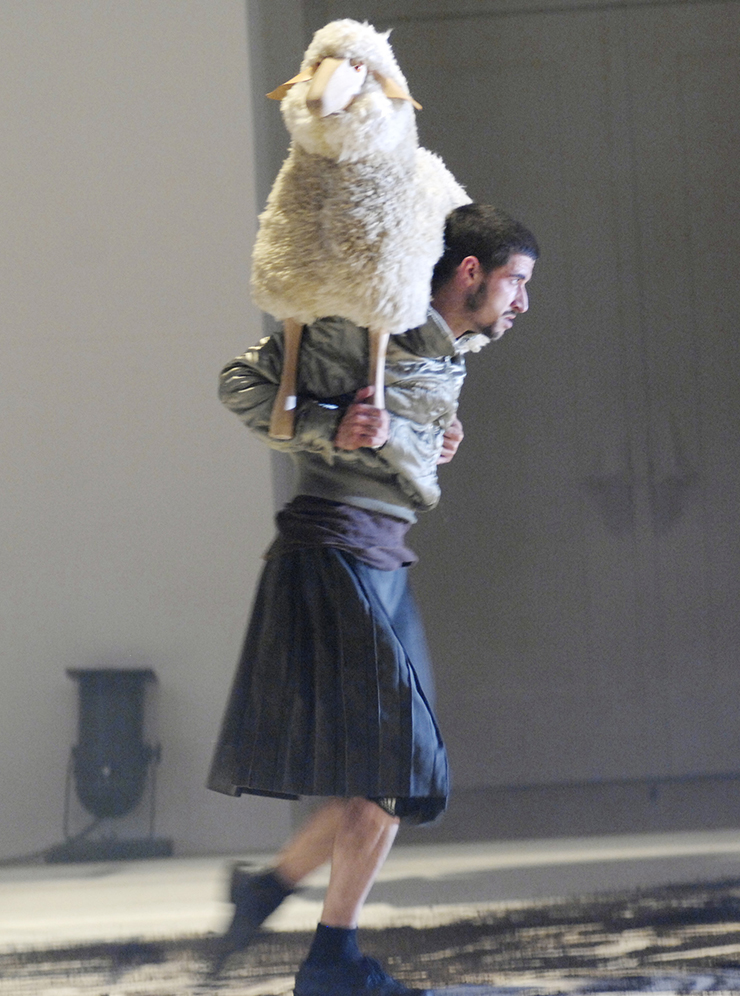  Hansel Nezza in Oedipus Rex, by Constanza Macras/Dorky Park. Foto by Thomas Aurin